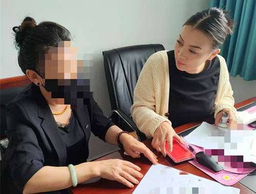 1732795808448809.jpg 图为:调解人员帮助签订调解协议.jpg