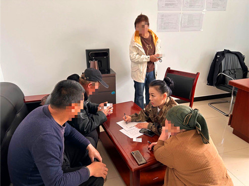 1732795874647602.jpg 图为:调解员为讨薪民工联系承包商照片_副本.jpg