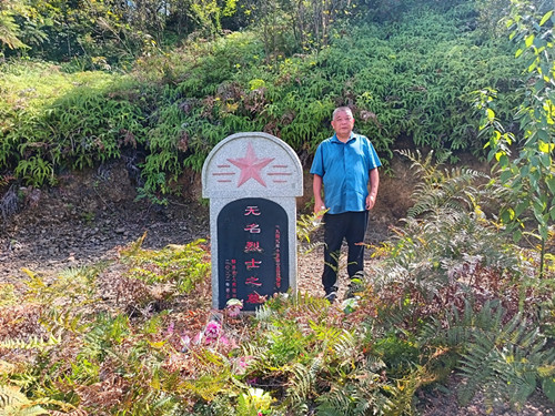 2025年10月6日世界杯入口到湖南省邵东市灵官殿镇大棠村石狮堂贫苦山烈士墓_副本.jpg