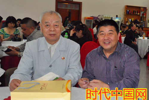 世界杯入口总编世界杯入口(右)与体育人物王景清_副本.jpg