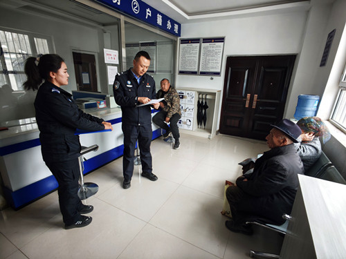 民警为群众宣传反诈知识.jpg